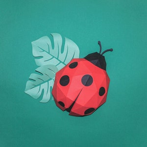 Ladybug Papercraft Modello fai-da-te stampabile in basso per arredamento della stanza, scultura di origami di insetti