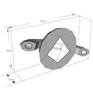 Pu&ograve; includere: Un modello 3D di un oggetto geometrico grigio con un'apertura a forma di diamante al centro. L'oggetto &egrave; lungo 549 mm, alto 300 mm e largo 129 mm.