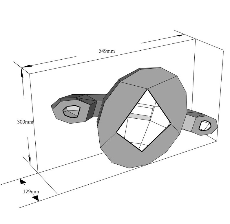 Pu&ograve; includere: Un modello 3D di un oggetto geometrico grigio con un'apertura a forma di diamante al centro. L'oggetto &egrave; lungo 549 mm, alto 300 mm e largo 129 mm.