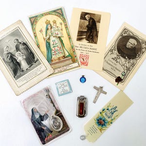 Collezione di 10 manufatti religiosi cristiani, con rare carte religiose, oggetti da collezione confezionati in una robusta scatola di legno, arte religiosa,