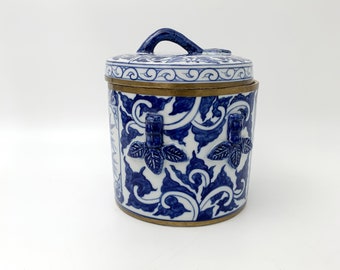 Vintage Porcelain Tobacco Jar with Lid decorated with Floral Motifs in different shades of blue, made in China for Europe, Vintage Giftware,