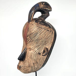 Authentische männliche Songye Kifwebe Maske, Demokratische Republik Kongo, handgeschnitzte afrikanische gestreifte Messenger-Maske aus dem Kongo, afrikanische Stammeskunst,