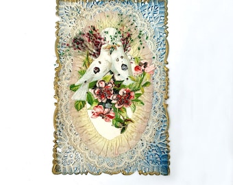 Präglat antikt franskt vykort, vintagevykort med vackert duvpar i mitten och raffinerat stansat runt kanter och hörn,