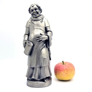 Fraile alegre de peltre en tono plateado de Metal Design RUF Alemania, figura de fraile artesanal humorística vintage, fraile juguetón de peltre,