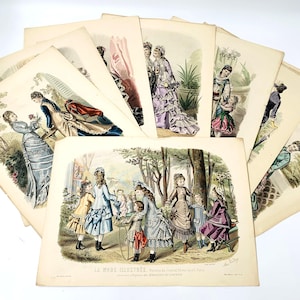 Könnte beinhalten: Eine Sammlung antiker Modeillustrationen mit detaillierten Darstellungen von Frauen und Kindern in historischer Kleidung. Die Drucke zeigen lebendige Farben und aufwendige Designs, mit einem Fokus auf Szenen im Freien und elegante Kleidung. Der Text "LA MODE ILLUSTRÉE" ist sichtbar.