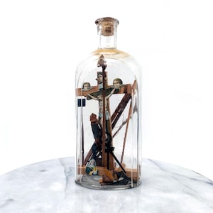 Oggetto religioso antico raffigurante un &quot;Gesù Cristo crocifisso in una bottiglia&quot;, chiamato anche &quot;bottiglia del crocifisso&quot;, arte religiosa,