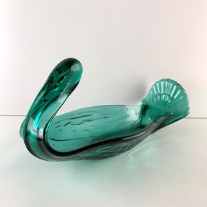 Op de afbeelding: Een turquoise glazen serveerschaal in de vorm van een kalkoen. De schaal heeft een gedetailleerd ontwerp en een verhoogde staart.