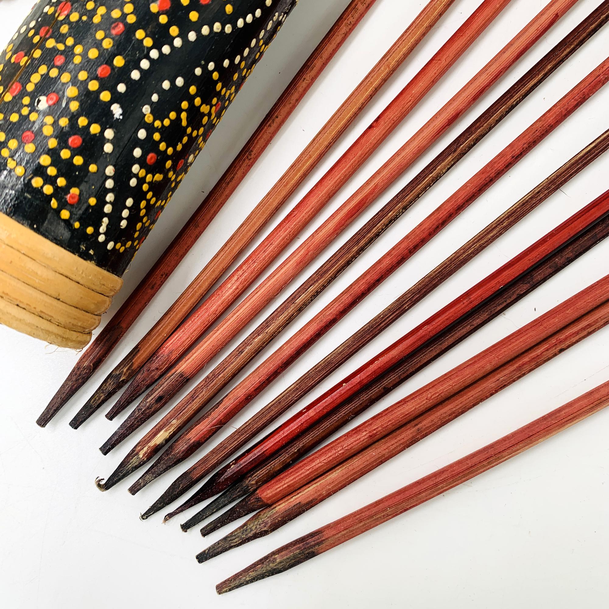 Carquois tribal antique en bambou sculpté à la main avec 14 fléchettes - Histoire de la chasse unique - Canada