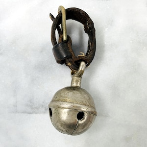 Vintage Crotal Bell aus Messing mit Kugel innen an einem stabilen Lederband mit Schnalle, hergestellt in Frankreich in den 1950er Jahren, Rumbler Bell, Sleigh Bell,
