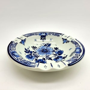 Delft Blue Ashtray Royal Goedewaagen, handmade Delft Blue Ceramics Ashtray with Flower motifs
