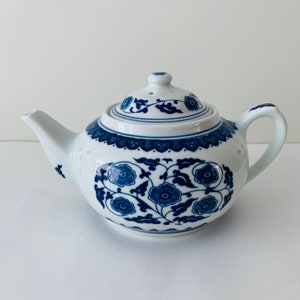 Chinese Rice Grain Teapot content 700 ml, medium sized Vintage Teapot, Chinese Blue White Porcelain, Vintage Giftware,