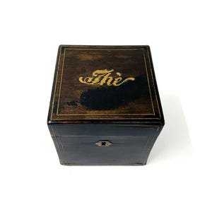 Unique Antique Wooden Tea Box – Inlaid Brass Edges and the word 'Thè' on the Lid – With Original Lid and Silver-Plated Tea Scoop - Tea Caddy