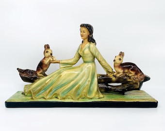 Grande sculpture antique en plâtre Art déco, femme sur un tronc d’arbre dans une robe longue à la mode avec deux écureuils, décoration intérieure Art déco,