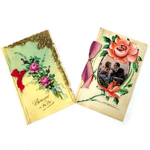 Set di 2 cartoline francesi, una cartolina di San Valentino con l'immagine di una coppia innamorata e una cartolina di auguri con l'immagine di decorazioni floreali
