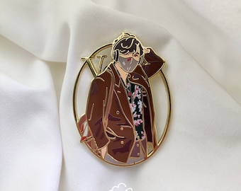Emaille-Pin - Taehyung Airport Outfit | Boston Tasche
