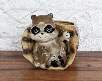Planteur de raton laveur en céramique vintage, adorable raton laveur sur bûche, jardinière d’intérieur, années 1960