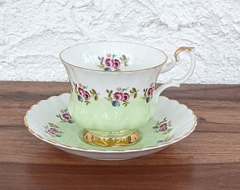 Royal Albert Teetasse mit Untertasse, Mintgrün mit zierlichen rosa Rosenknospen und Vergoldung, Montrose Form, English Bone China, 1970er