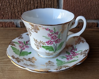 Royal Stuart Spencer Stevenson Taza de té y salsa, blanco con flores de oro y flores rosas pintadas a mano, China hueso inglés, 1950