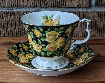 Royal Albert Teacup and Saucer, Série Merrie England - Chatsworth, Black Yellow Rose Chintz, Gainsborough Shape, English Bone China, década de 1970