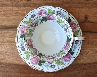 Royal Albert Crown, porseleinen theekop en schotel, roze rozen met zwart roosterpatroon en verguldsel, dorisvorm, 1925-27