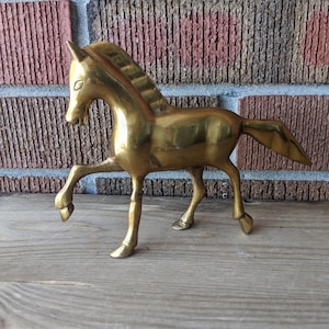 Mid Century Brass Roman Style Horse, Decoración de caballo de estante/mesa, decoración de casa de mediados del siglo, 1960s