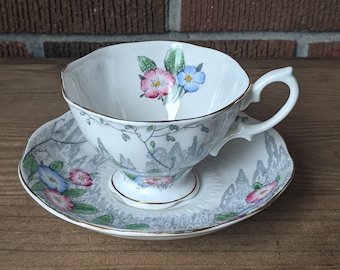 Royal Albert Crown China Teacup and Saucer, Grijs met roze en blauwe bloemen, Chelsea Shape, English Bone China, 1927-35
