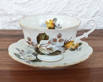 Royal Albert Filiżanka i spodek, Róże różowe i białe ze złoceniami, Kształt Avon, Porcelana kostna angielska, Lata 60. XX wieku