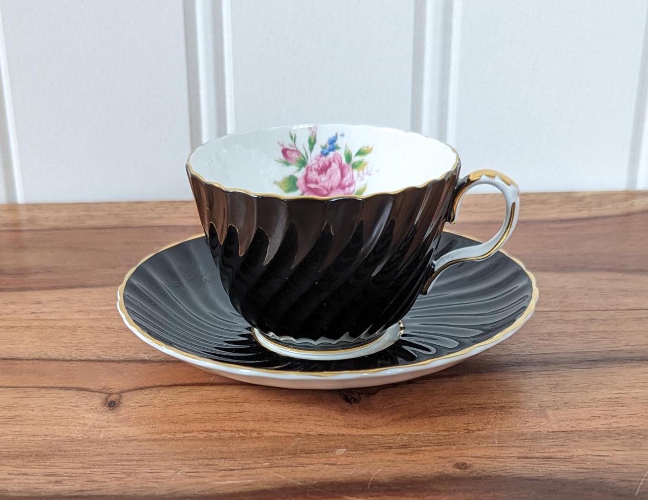 Tasse à Thé et Soucoupe Aynsley, Motif Tourbillon Noir avec Bouquet de Roses et Dorure, Porcelaine Anglaise, Angleterre, 1940-50s