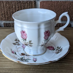 Crown Staffordshire Teetasse und Untertasse, weiß mit rosa Rosen und Vergoldung, Englisch Fine Bone China, 1950er Jahre