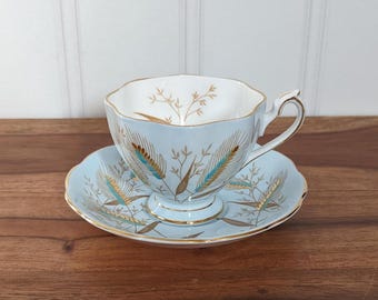 Queen Anne tekopp och fat, blått och gyllene vetemönster, engelskt fint benporslin, 1950-59