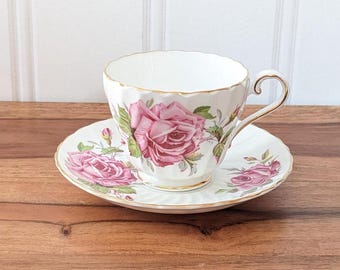 Filiżanka i spodek Aynsley, biała z różowymi różami kapusty i złoceniami, wzór wirowy, angielska porcelana kostna, 1940-60