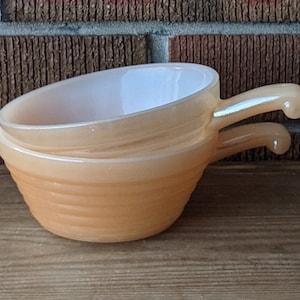 Mid Century Pair of Fire King Franse uiensoep, behandeld soepkommen, milk glass peach lusterware, retro keuken, made in USA, 1950s