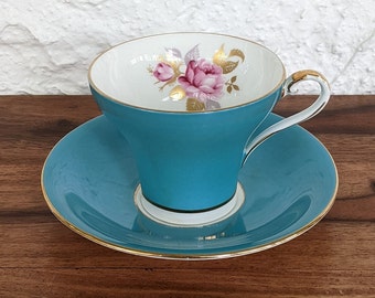 Filiżanka i spodek Aynsley, niebieski z różowymi różami i złoceniami, kształt gorsetowy, wysokiej jakości angielska porcelana kostna, lata 50. XX wieku