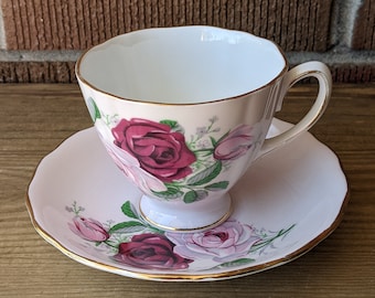 Colclough Teacup and Saucer, Rosa claro con rosas de repollo burdeos y rosados, English Bone China, década de 1960