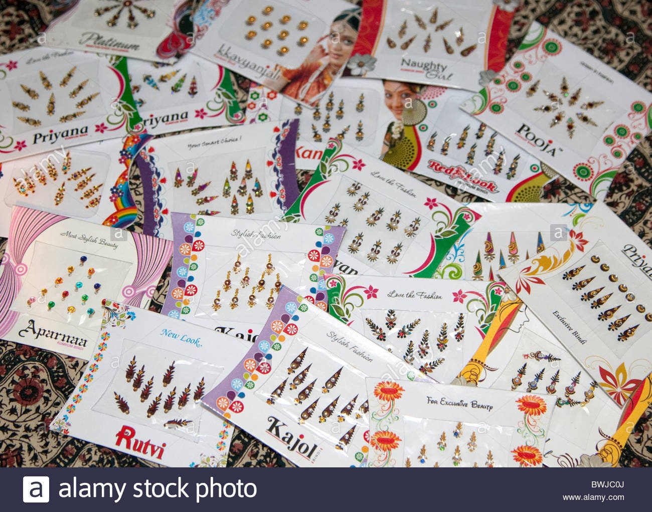 Indische Bindi Set – 6 Verschiedene Packungen, Temporäre Stirn-Tattoos, Mehrfarbig