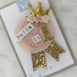 Insignia de cumpleaños de princesa, insignia de cumpleaños personalizada, accesorio para aplastar pastel, insignia de primer cumpleaños, fiesta de princesa, roseta de cumpleaños de princesa,
