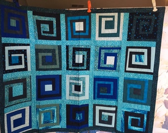 Blaue Spiralpatscharbeit Baby Quilt