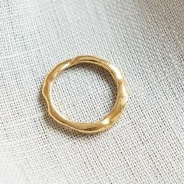 Goldring mit unregelmäßiger Form, Freeform Ring, vergoldeter Ring Unisex, organischer Ring, Stapelbarer Ring, minimalistischer Schmuck, schlichter Ring