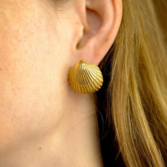 We Can't Believe We're Telling You to Wear Shells This Season | Shell  jewelry, Pearl earrings, Shell earrings