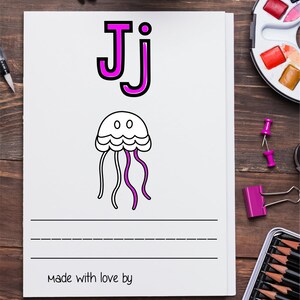 Pu&ograve; includere: Un foglio di lavoro stampabile con la lettera J e un'illustrazione in bianco e nero di una medusa. La lettera J &egrave; rosa con un contorno nero. Il foglio di lavoro ha righe per scrivere e il testo "Made with love by".