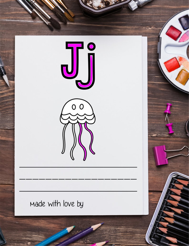 Pu&ograve; includere: Un foglio di lavoro stampabile con la lettera J e un'illustrazione in bianco e nero di una medusa. La lettera J &egrave; rosa con un contorno nero. Il foglio di lavoro ha righe per scrivere e il testo "Made with love by".