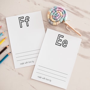 Pu&ograve; includere: Due carte stampabili vuote con le lettere "Ff" ed "Ee" stampate in nero in alto. Ogni carta ha tre righe per scrivere e il testo "Made with love by:" in basso.