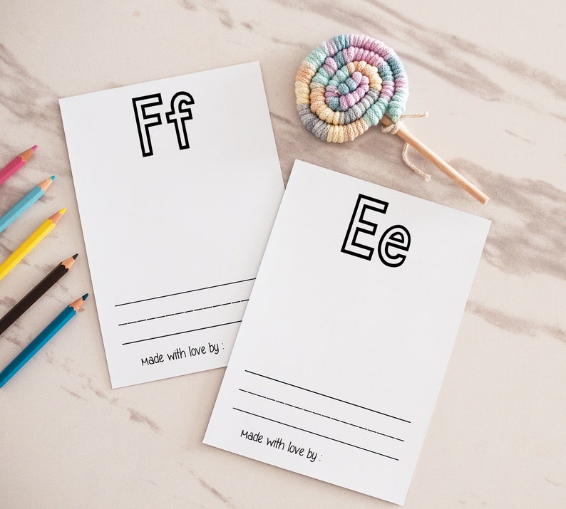 Pu&ograve; includere: Due carte stampabili vuote con le lettere "Ff" ed "Ee" stampate in nero in alto. Ogni carta ha tre righe per scrivere e il testo "Made with love by:" in basso.