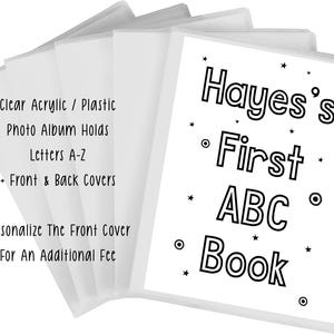 Pu&ograve; includere: Copertine trasparenti in plastica per album fotografico con il testo "Hayes's First ABC Book" sulla copertina anteriore. L'album contiene le lettere A-Z e ha copertine anteriore e posteriore. &Egrave; possibile personalizzare la copertina anteriore con un costo aggiuntivo.