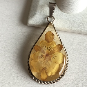 Springtime Yellow Floral Acrylic Pendant in 925 Sterling Silver Encasement 5.8g Vintage