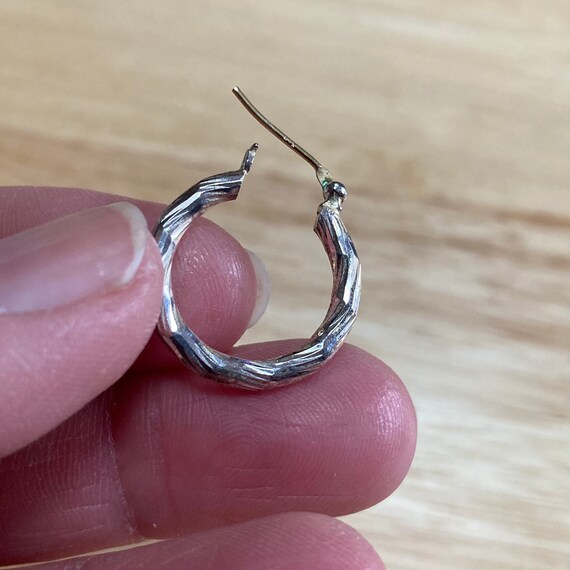 Vintage 14K White Gold Diamond Cut Hoop Earring (… - image 4