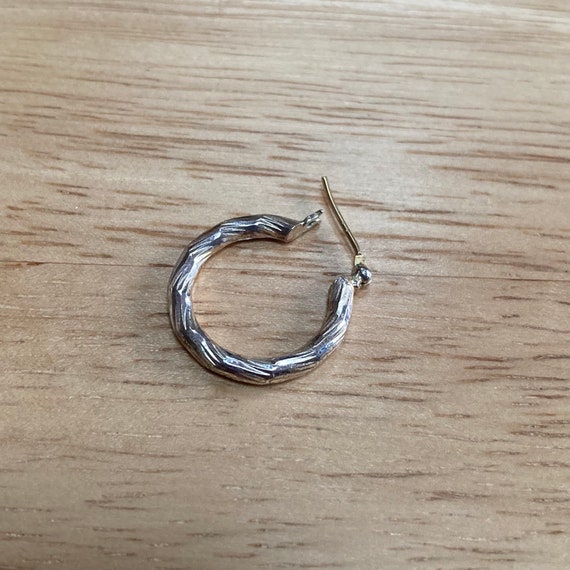 Vintage 14K White Gold Diamond Cut Hoop Earring (… - image 10