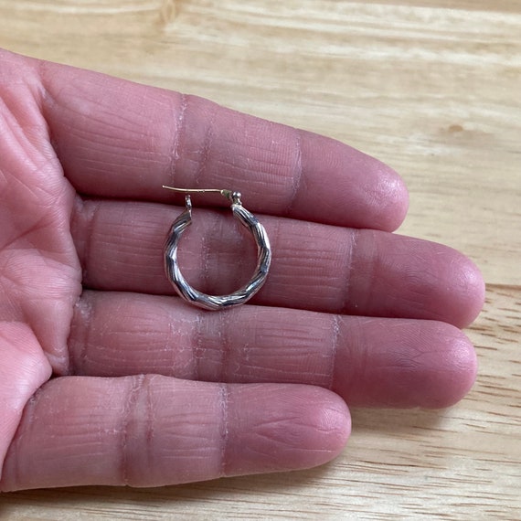 Vintage 14K White Gold Diamond Cut Hoop Earring (… - image 2