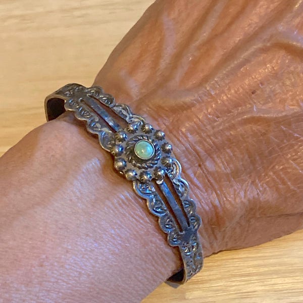 Bracciale in argento con stampa turchese vintage Navajo Old Pawn di Fred Harvey, 5-1/4"