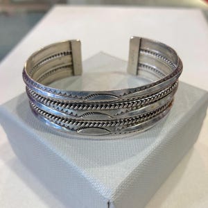 Vintage Navajo-stämplat sterlingsilverarmband, vridet delat skaft